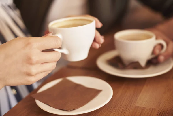 Люди в кафе делают перерыв на кофе — стоковое фото