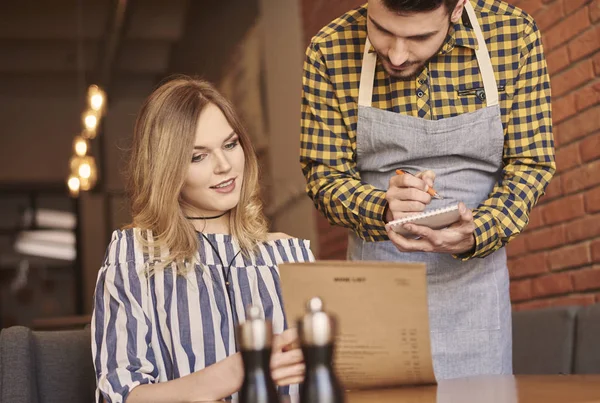 Kvinna göra en beställning i café — Stockfoto