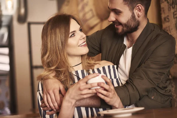Щаслива пара в кафе — стокове фото