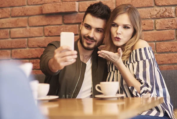 Casal jovem fazendo selfie — Fotografia de Stock