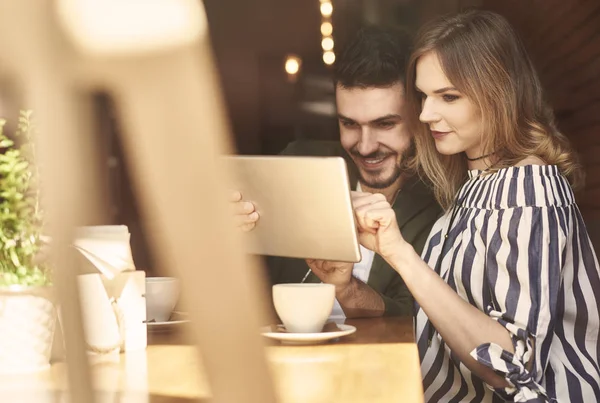 Met behulp van digitale Tablet PC (echt) paar — Stockfoto