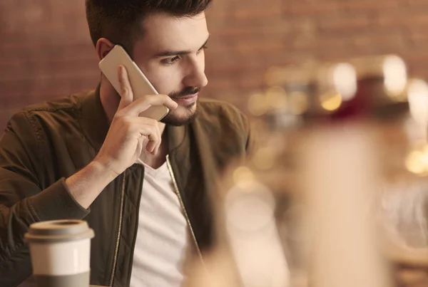 Homem falando no smartphone — Fotografia de Stock