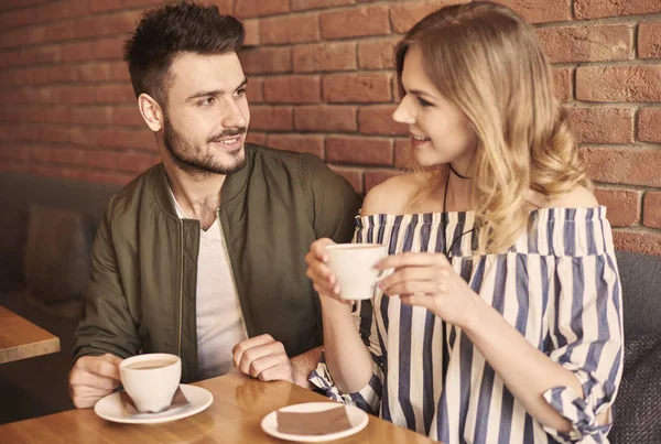 Giovane coppia in caffè — Foto Stock