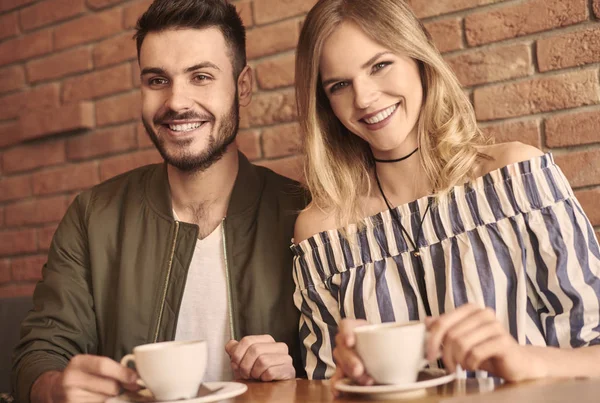 Coppia allegra con caffè — Foto Stock