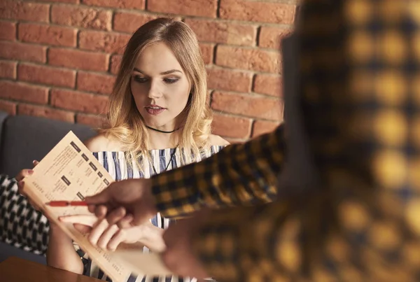 Vrouw bestelling maken in café — Stockfoto