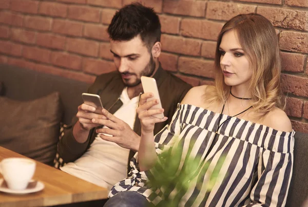 Muž a žena pomocí chytrých telefonů — Stock fotografie