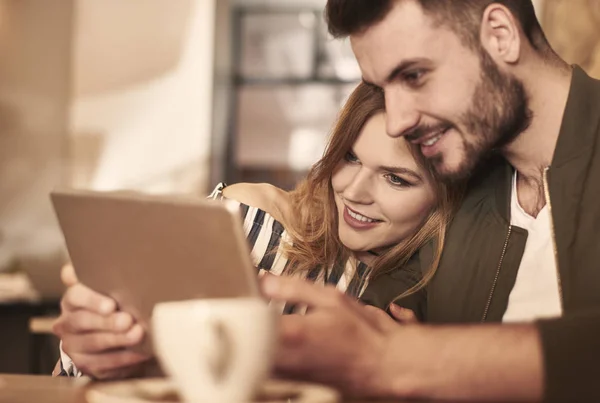 Couple utilisant une tablette numérique — Photo