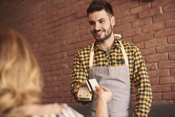 Donna che effettua il pagamento in caffè — Foto Stock