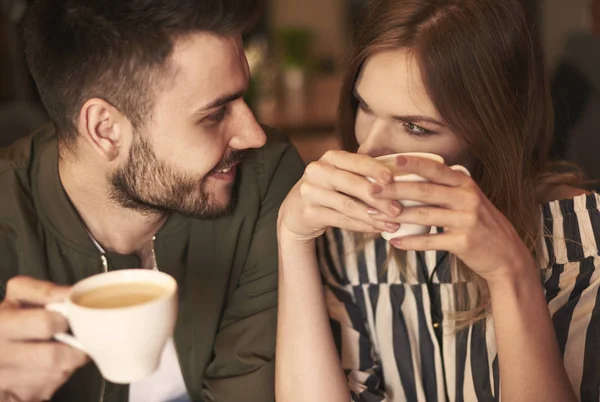 Paar met warme dranken in café — Stockfoto