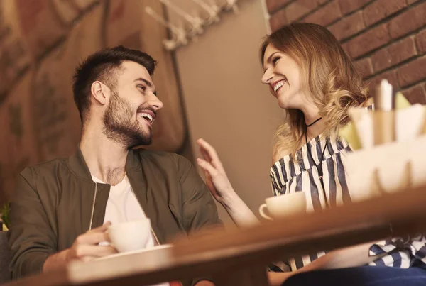 Coppia felice in caffè — Foto Stock