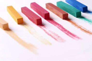 satırda renkli tebeşirler 