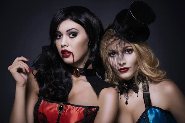 Image de deux femmes portant un maquillage d'Halloween — Photo