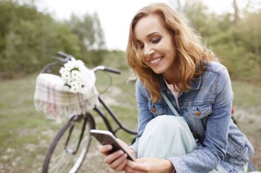 Cep telefonu kullanan kadın