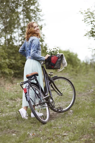 Стильна жінка з велосипедом — стокове фото