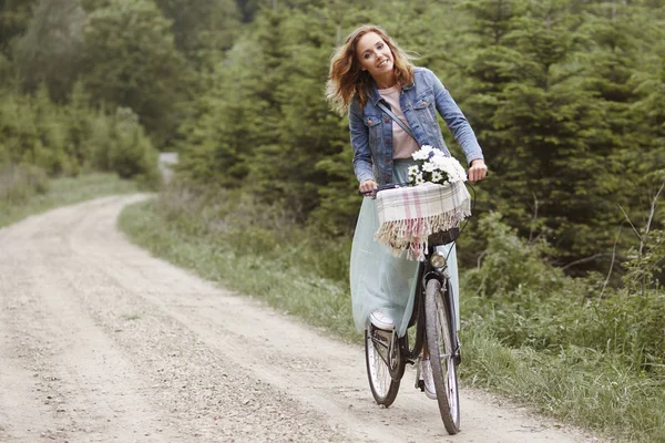 Kvinna ridning cykel — Stockfoto