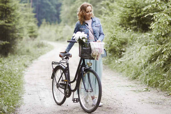 Kvinna med cykel walking — Stockfoto