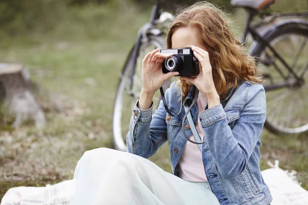 Donna che scatta foto nel parco — Foto Stock