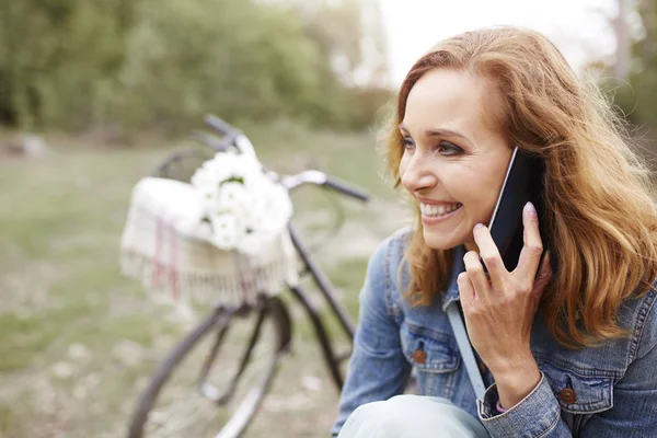 Woman talking by mobile phone — Stock Photo, Image