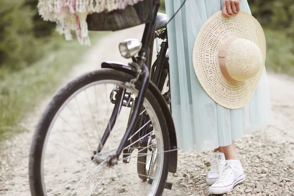 Žena hospodářství hat — Stock fotografie