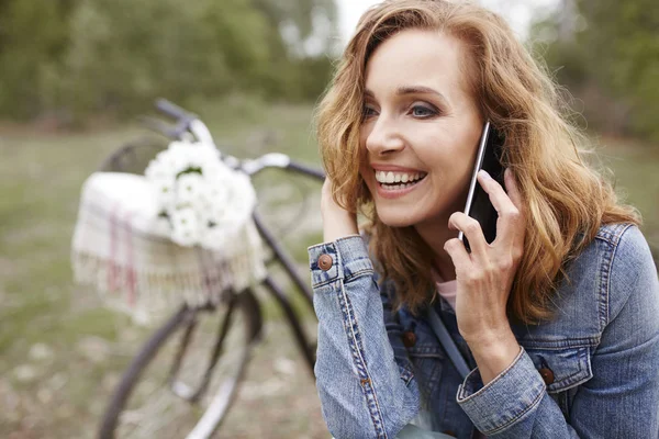 Femme parlant au téléphone — Photo