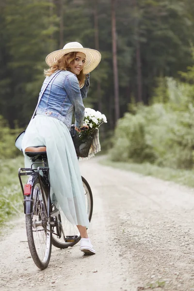 Kobieta jazdy rowerem w parku — Zdjęcie stockowe