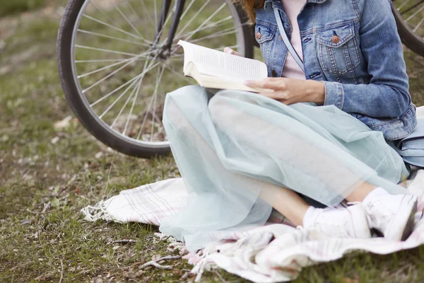 Mujer leyendo un libro —  Fotos de Stock