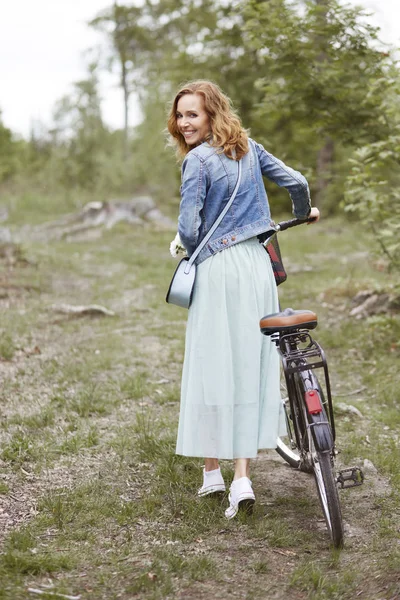 Bisiklet ile yürüyen kadın — Stok fotoğraf