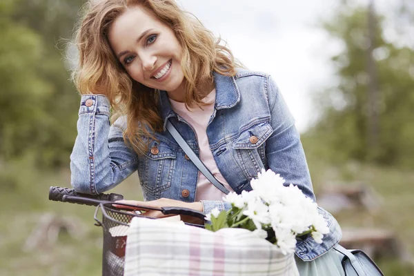 Lächelnde junge Frau — Stockfoto