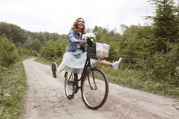 Bisiklet süren bir kadın — Stok fotoğraf