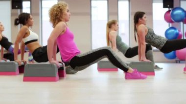 Spor salonunda çalışan kadınlar. 