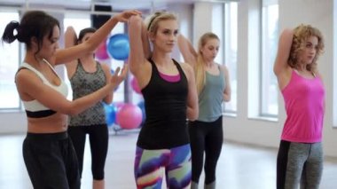 beden eğitimi dersi sırasında kadınlarla eğitmen 