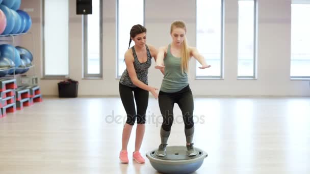 Treinador pessoal com treinamento feminino — Vídeo de Stock