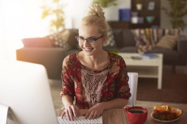 Bilgisayarda Çalışan Kadın