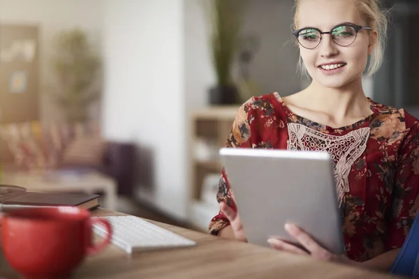 Frau nutzt digitales Tablet — Stockfoto