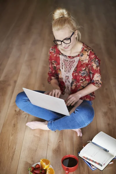 Kvinna som använder bärbar dator — Stockfoto