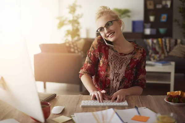 Femme travaillant à la maison — Photo