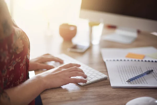 Woman typing on keyboard — Stock Photo, Image