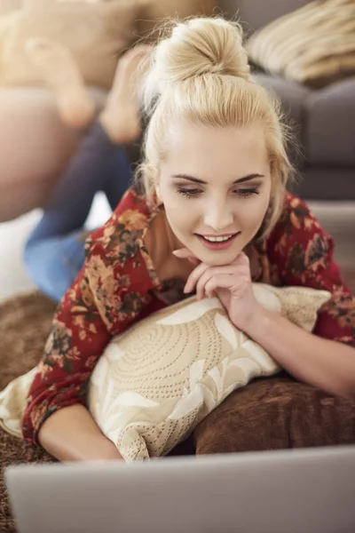 Girl using computer — Stock Photo, Image