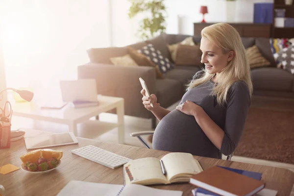 Schwangere arbeitet zu Hause — Stockfoto