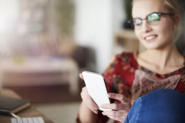 Kvinna med hjälp av smartphone — Stockfoto