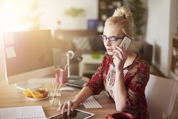 Thuis werkende vrouw — Stockfoto