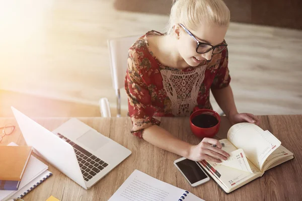 Frau arbeitet zu Hause — Stockfoto