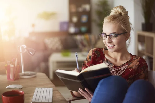 Vrouw maken van notities — Stockfoto