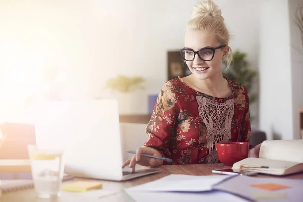 Vrouw werkt op laptop — Stockfoto