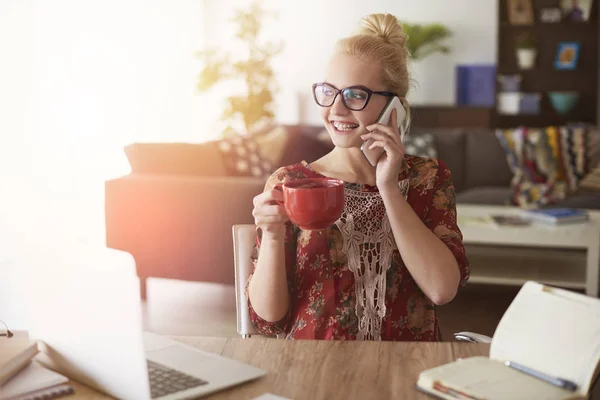 Donna che parla su smartphone — Foto Stock