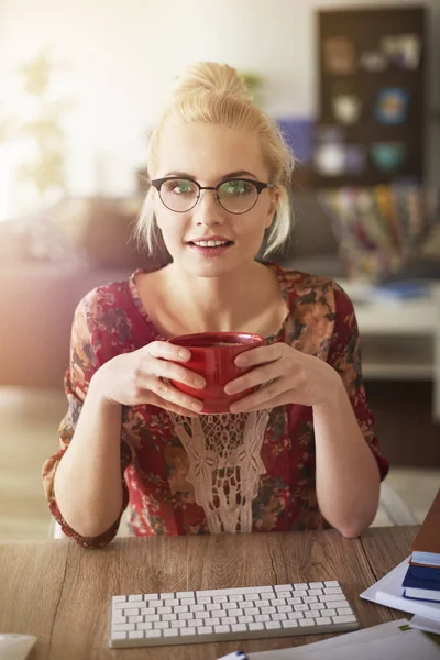 Kobieta trzyma kubek kawy — Zdjęcie stockowe