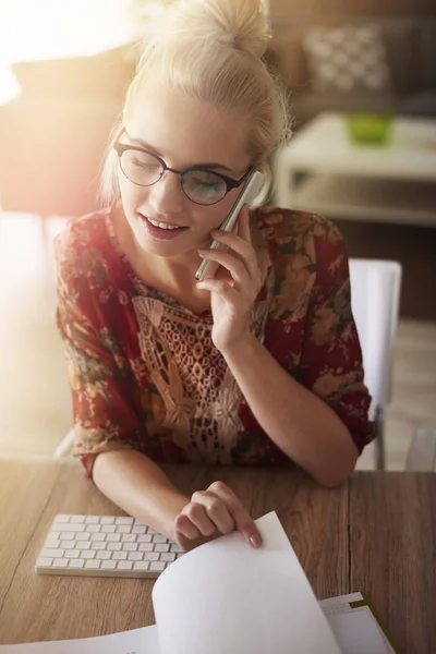 Wanita berbicara di telepon — Stok Foto