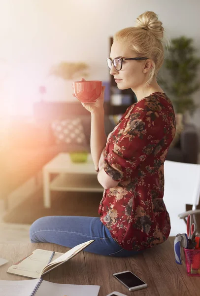 Woman drinking coffee — Stock Photo, Image