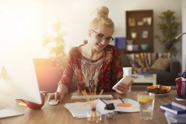 Jeune femme sur le lieu de travail — Photo