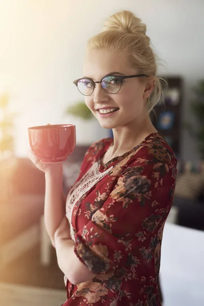 Vrouw met kopje koffie — Stockfoto